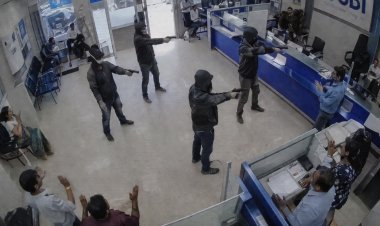 સુરતના વરાછામાં SBI બેંકમાં દિવસદહાડે લૂંટ, 55 મિનિટમાં 50 લાખથી વધુની રોકડ ઉઠાવી લૂંટારૂઓ ફરાર