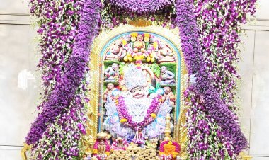 શ્રી કષ્ટભંજનદેવ દાદાને ઓકિર્ડના પુષ્પોનો દિવ્ય શણગાર અને સુખડીનો અન્નકૂટ ધરાવાયો