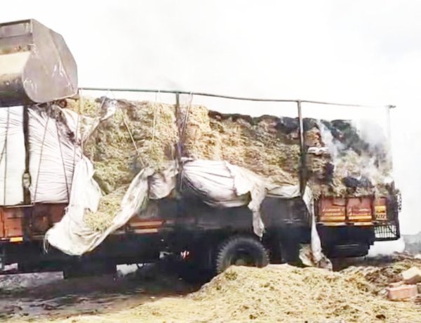 ખંભાળિયા નજીક મગફળીનો ભૂક્કો ભરેલા ટ્રકમાં ભીષણ આગ