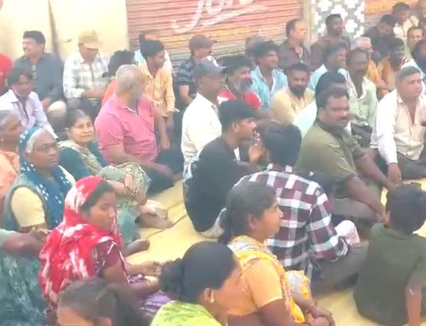 જૂનાગઢનાં કડીયાવાડમાં જર્જરીત બિલ્ડીંગો અને રોડ રસ્તાનાં અટકેલા કામો અંગે નાગરીકો ઉપવાસ આંદોલન પર બેસી ગયા : આખરે ધારાસભ્યની દરમ્યાનગીરીથી મામલો થાળે પડયો