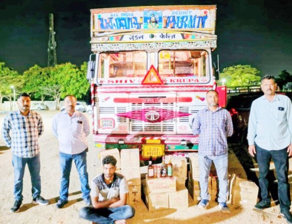 પોરબંદર એલ.સી.બી.એ ટ્રકનો પીછો કરી ટ્રકમાંથી વિદેશી દારૂ તેમજ બિયરનો જથ્થો પકડી પાડયો