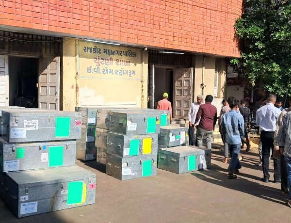 રાજકોટ મહાનગરપાલિકાની ચૂંટણી માટે ઈ.વી.એમ.ની ફાળવણી કરાઈ