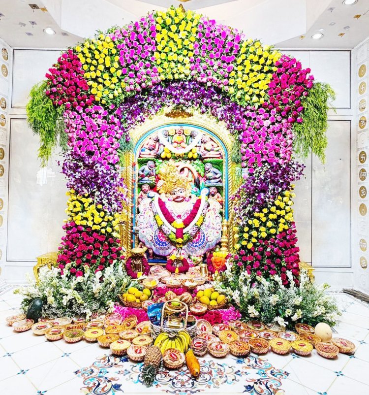 શ્રીકષ્ટભંજનદેવ દાદાને ગુલાબ-ઓકિર્ડના ફૂલોનો દિવ્ય શણગાર અને મિક્સ અન્નકૂટ ધરાવાયો