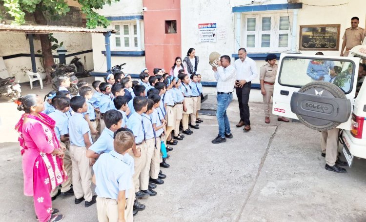 પ્રભાસ-પાટણ પોલીસ સ્ટેશનની શૈક્ષણીક મુલાકાત લેતા પોદાર સ્કૂલના વિદ્યાર્થી