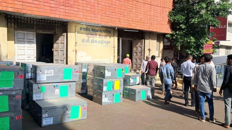 રાજકોટ મહાનગરપાલિકાની ચૂંટણી માટે ઈ.વી.એમ.ની ફાળવણી કરાઈ