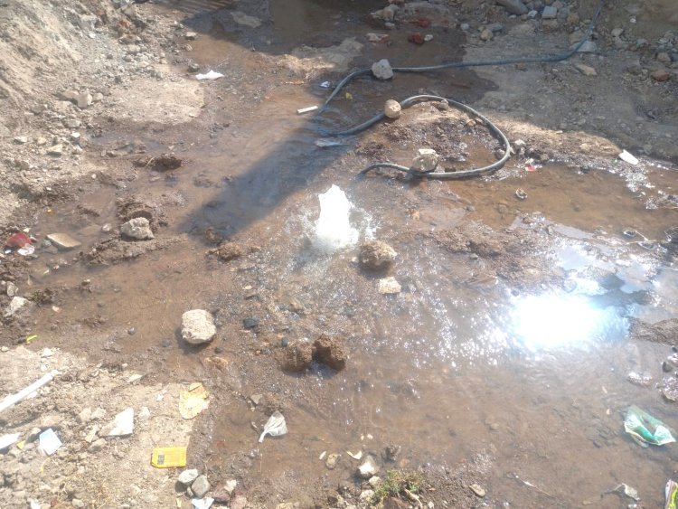 નંદનવન રોડ મઢુલી વિસ્તારમાં રસ્તાની કામગીરીમાં ગટર તથા પાણીની પાઈપલાઈનો તોડી નખાતા લોકો પરેશાન