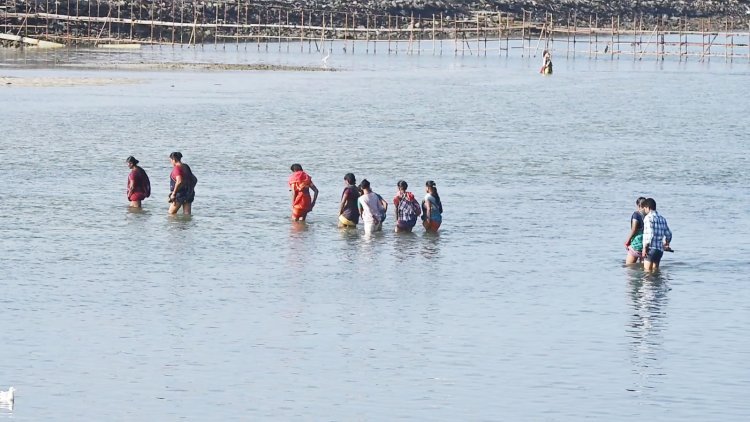 દ્વારકામાં સુદામા સેતુ નવીનીકરણ કામ કાચબા ગતિએ : જીવના જોખમે ગોમતી નદી પાર કરી પંચનદતીર્થની મુલાકાતે જતા યાત્રિકો