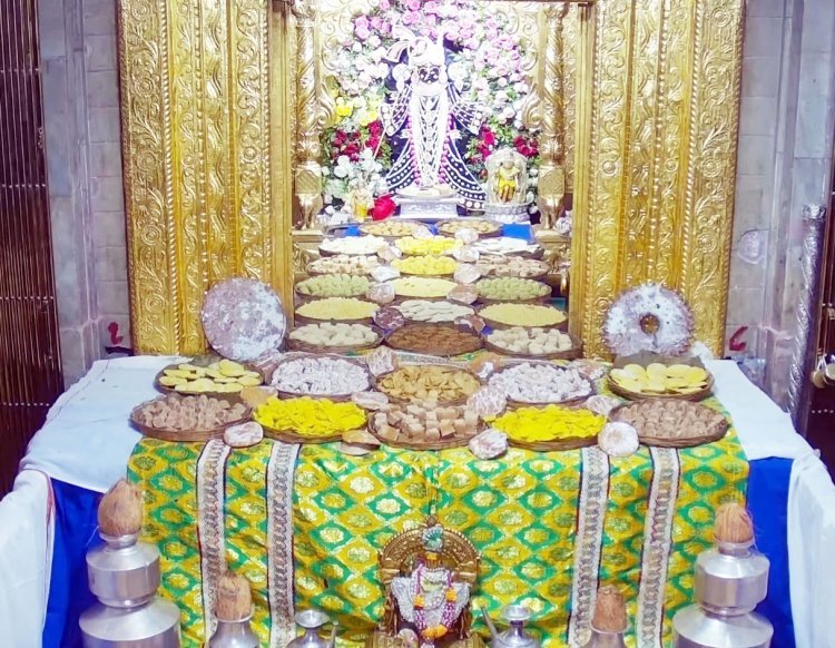 ભગવાન દ્વારકાધીશને પુષ્પ શુંગાર સાથે કુંડલાભોગ મનોરથ દર્શન યોજાયા