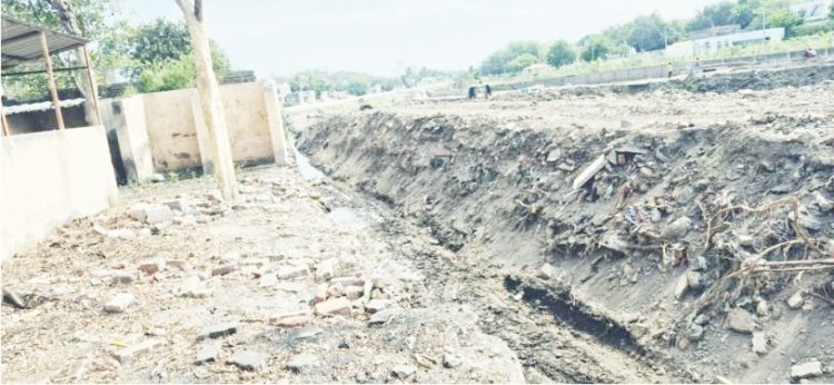ખંભાળીયામાં તેલી નદી પાસે ડ્રેનેજ કામમાં શાક માર્કેટના આઠ ગાલા તોડી પાડતું તંત્ર !