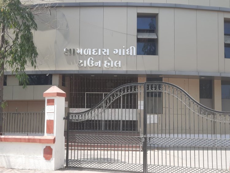 જૂનાગઢમાં છતી સુવિધાએ લોકોને મુશ્કેલી : કોઈ કાર્યક્રમો થઈ શકતા નથી કરોડોનું આંધણ છતાં ટાઉનહોલની ભંગાર હાલત!