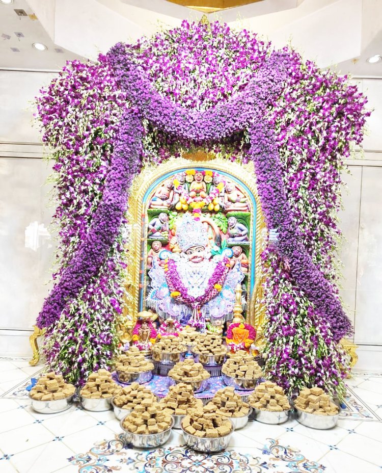 શ્રી કષ્ટભંજનદેવ દાદાને ઓકિર્ડના પુષ્પોનો દિવ્ય શણગાર અને સુખડીનો અન્નકૂટ ધરાવાયો