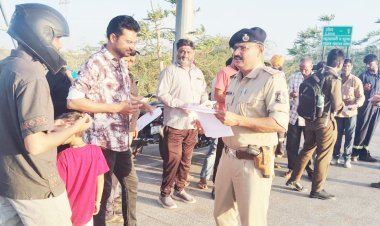 જીલ્લા ટ્રાફિક શાખા દેવભૂમિ દ્વારકા પોલીસ દ્વારા ખંભાળિયા વિસ્તારમાં ટ્રાફિક ફૂટ પેટ્રોલિંગ