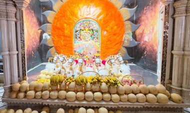 અધિક જેઠ માસ ‘પુરૂષોત્તમ માસ‘ નિમિતે શ્રી કષ્ટભંજનદેવ દાદાને સૂર્યનારાયણદેવની થીમનો  દિવ્ય શણગાર સાથે ફ્રૂટનો અન્નકૂટ ધરાવાયો