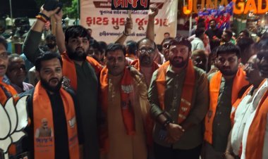 શહેરમાંથી રેલ્વે ફાટક દૂર કરવાની દિશામાં નવા પ્રકરણની શરૂઆતને પગલે વિકસીત જૂનાગઢ ફાટક મુકત જૂનાગઢનાં નારા સાથે ભાજપ દ્વારા આતશબાજી સાથે ખુશી મનાવાઈ