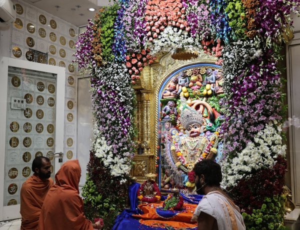 સાળંગપુર ખાતે પૂનમ નિમિત્તે શ્રીકષ્ટભંજનદેવ દાદાનું દિવ્ય રાજોપચાર પૂજન કરવામાં આવ્યું