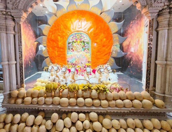 અધિક જેઠ માસ ‘પુરૂષોત્તમ માસ‘ નિમિતે શ્રી કષ્ટભંજનદેવ દાદાને સૂર્યનારાયણદેવની થીમનો  દિવ્ય શણગાર સાથે ફ્રૂટનો અન્નકૂટ ધરાવાયો