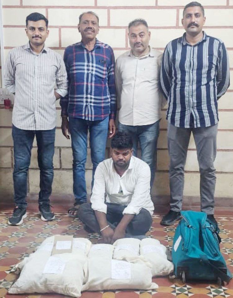 જૂનાગઢ શહેરમાં રેલ્વે સ્ટેશન વિસ્તારમાંથી રૂા.2.95 લાખની કિંમતના 5.9 કિગ્રા ગાંજાના જથ્થા સાથે યુપીનો શખ્સ ઝડપાયો