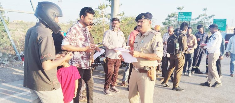 જીલ્લા ટ્રાફિક શાખા દેવભૂમિ દ્વારકા પોલીસ દ્વારા ખંભાળિયા વિસ્તારમાં ટ્રાફિક ફૂટ પેટ્રોલિંગ