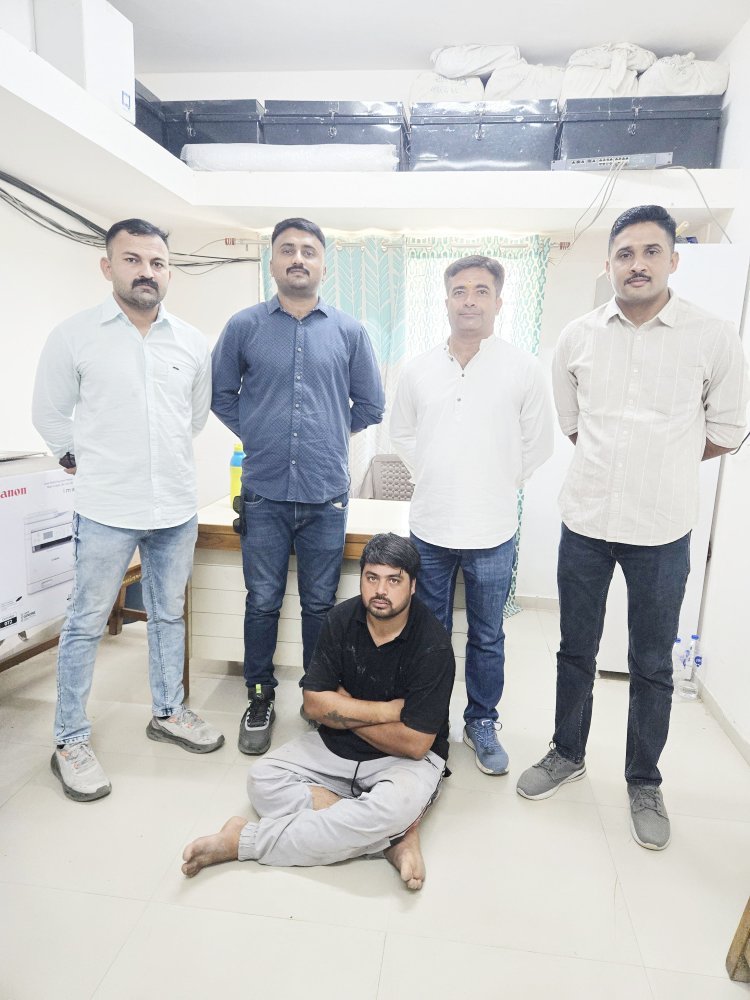 પ્રોહિબીશનના ગુન્હાના નાસતા ફરતા આરોપીને છરી સાથે ઝડપી પાડતી કુતિયાણા પોલીસની સર્વેલન્સ ટીમ