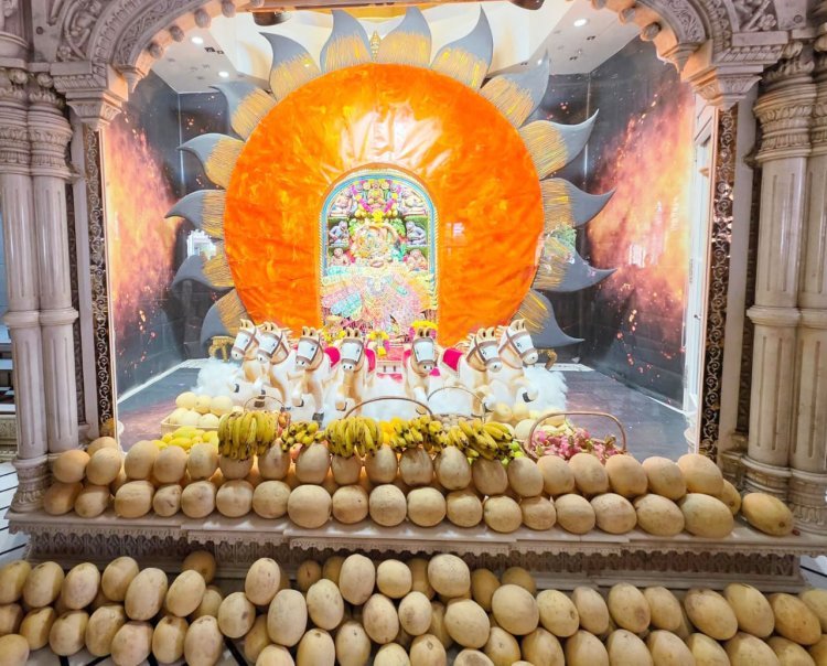 અધિક જેઠ માસ ‘પુરૂષોત્તમ માસ‘ નિમિતે શ્રી કષ્ટભંજનદેવ દાદાને સૂર્યનારાયણદેવની થીમનો  દિવ્ય શણગાર સાથે ફ્રૂટનો અન્નકૂટ ધરાવાયો