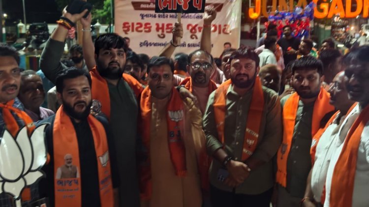શહેરમાંથી રેલ્વે ફાટક દૂર કરવાની દિશામાં નવા પ્રકરણની શરૂઆતને પગલે વિકસીત જૂનાગઢ ફાટક મુકત જૂનાગઢનાં નારા સાથે ભાજપ દ્વારા આતશબાજી સાથે ખુશી મનાવાઈ