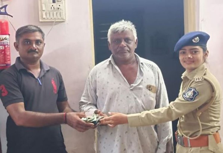 ખંભાળિયામાં ટ્રેક્ટર ચાલકની પ્રમાણિકતા રોકડ સહિતનું પર્સ ટ્રાફિક પોલીસને સોંપ્યું