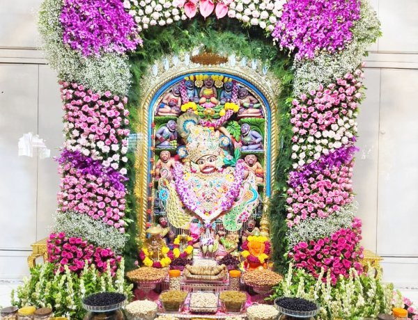 શ્રી કષ્ટભંજનદેવ દાદાને મોરની ડિઝાઇન વાળા જરદોશી વર્કવાળા વાઘા અને ડ્રાયફ્રૂટનો ભવ્ય અન્નકૂટ ધરાવાયો 