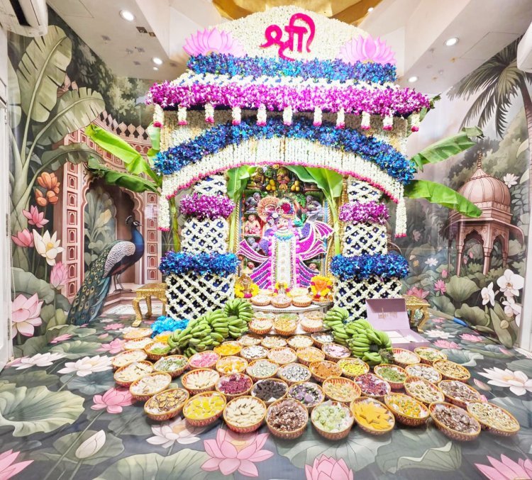 'અધિક જેઠ માસ' નિમિત્તે દાદાને મોતી-ગુલાબની પાંખડીના દિવ્ય વાઘાનો સિંહાસને ઓકિર્ડ-મોગરો-ગુલાબના મિક્સ ફૂલોનો નયનરમ્ય અને કલાત્મક શણગાર અને છપ્પન ભોગ અન્નકૂટ ધરાવાયો