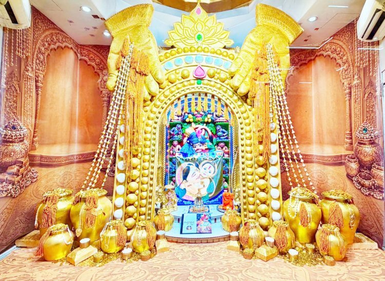 પુરૂષોત્તમ માસ નિમિતે શ્રી કષ્ટભંજનદેવ હનુમાનજીને વિશેષ વાઘા ધરાવાયા અને ગર્ભગૃહને સુવર્ણ આશીર્વાદ આપતા બે વિશાળ સુવર્ણ હસ્ત-કળશના પ્રતીકોથી સુશોભિત કરાયું
