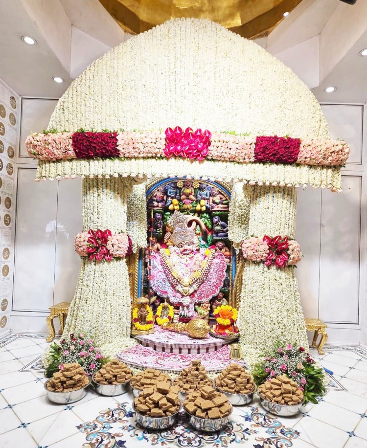સાળંગપુરધામમાં શ્રી કષ્ટભંજન દેવ દાદાને જરદોશી વર્કવાળા વાઘા અને ચાંદીનો મુગટ સાથે જૂઈ-ગુલાબના ફૂલોનો દિવ્ય શણગાર અને સુખડીનો અન્નકૂટ ધરાવાયો