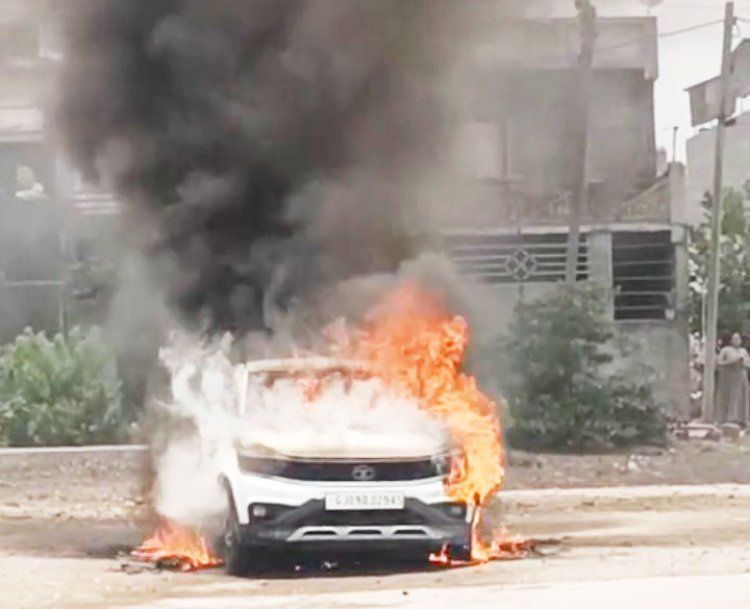 કેશોદમાં પાર્ક કરેલ કારમાં આગ લાગી 