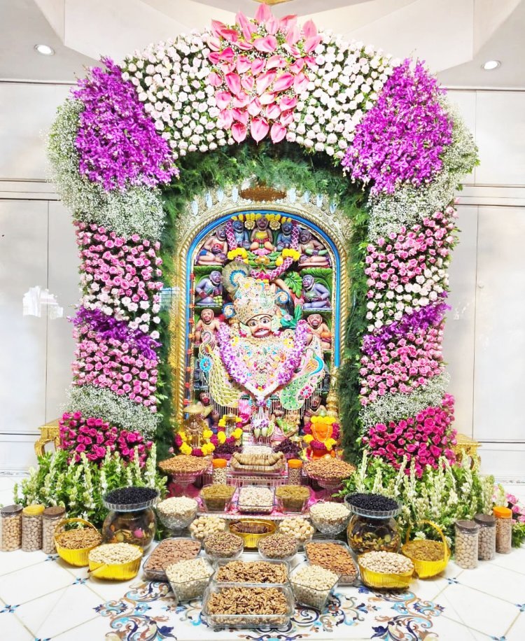શ્રી કષ્ટભંજનદેવ દાદાને મોરની ડિઝાઇન વાળા જરદોશી વર્કવાળા વાઘા અને ડ્રાયફ્રૂટનો ભવ્ય અન્નકૂટ ધરાવાયો 