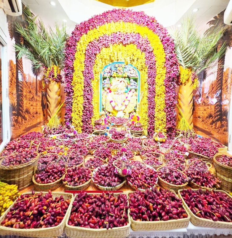શ્રી કષ્ટભંજનદેવ દાદાને જરદોશી વર્કવાળા વાઘા અને ૩૦૦૦ કિલો ખલેલાનો સિંહાસને દિવ્ય શણગાર અને અન્નકૂટ ધરવાયો