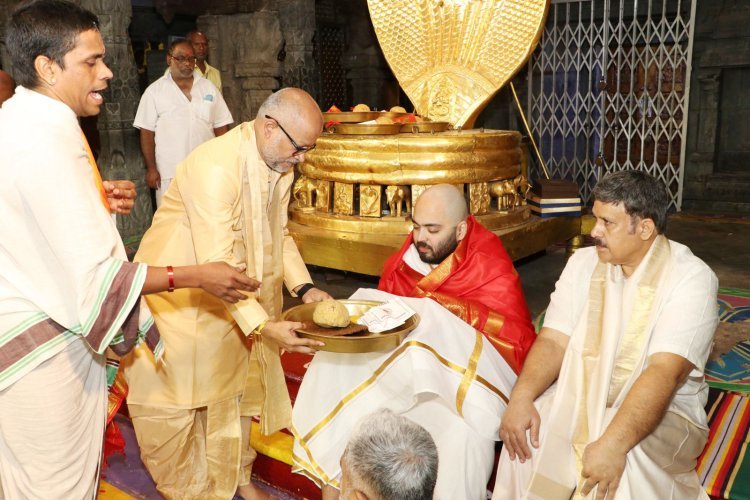 શ્રી અનંત અંબાણીએ પવિત્ર તિરુમાલા મંદિરે કેશ સમર્પણ કર્યુ, સુપ્રભાત સેવામાં ભાગ લીધો