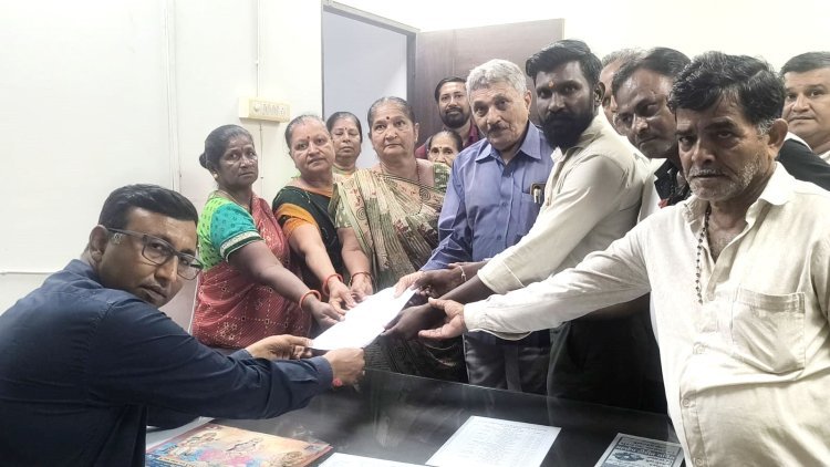 જૂનાગઢના ખામધ્રોળ રોડ પર ધામિર્ક બાંધકામના મુદ્દે સોસાયટીના રહીશો દ્વારા કલેક્ટરને આવેદનપત્ર અપાયું