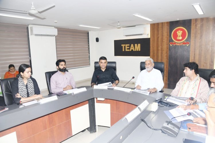 રાજકોટમાં સાંસદ પરસોત્તમ રૂપાલાની અધ્યક્ષતામાં ‘દિશા‘ સમિતિની બેઠકમાં 33 કચેરીઓ અંતર્ગત કેન્દ્ર અને રાજ્ય સરકારની વિવિધ જનકલ્યાણકારી યોજનાઓની સર્વગ્રાહી સમીક્ષા કરાઈ 