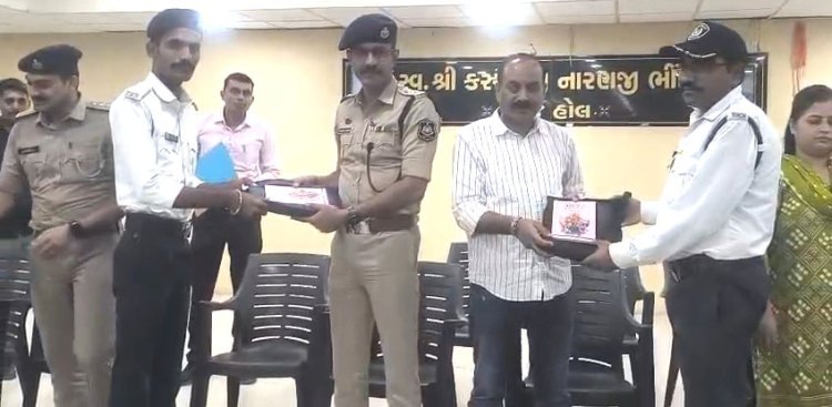 ટ્રાફીક બ્રીગેડનાં જવાનો પોતાની ફરજ જવાબદારી પૂર્વક નિભાવે : જીલ્લા પોલીસ વડા ઓડેદરા