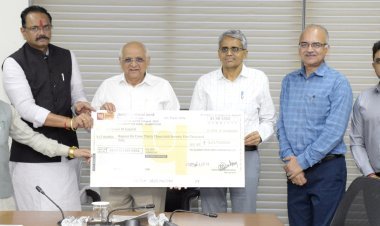 ગુજરાત રાજ્ય બીજ નિગમનો ડિવીડન્ડ ચેક મુખ્યમંત્રી ભૂપેન્દ્ર પટેલને અર્પણ કરાયો