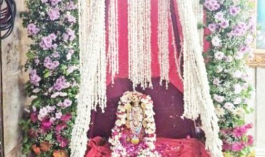 દ્વારકાધીશ જગતમંદિરમાં શ્રાવણ સુદ બીજથી શ્રાવણ વદ બીજ સુધી હિંડોળા સજાવટની પરંપરા