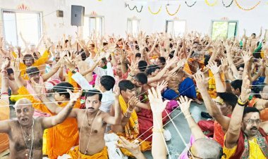 ગુગળી બ્રહ્મસમાજ દ્વારા હેમાદ્રી સંકલ્પ સાથે પવિત્ર ગોમતી નદીમાં દેહશુદ્ધિ બાદ સમૂહ યજ્ઞોપવિત ધારણ કર્યા