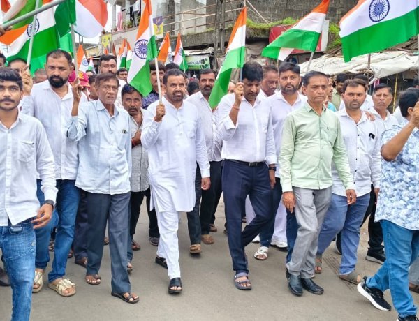મેંદરડામાં દેશભક્તિના માહોલ વચ્ચે ભવ્ય તિરંગા યાત્રા યોજાઈ