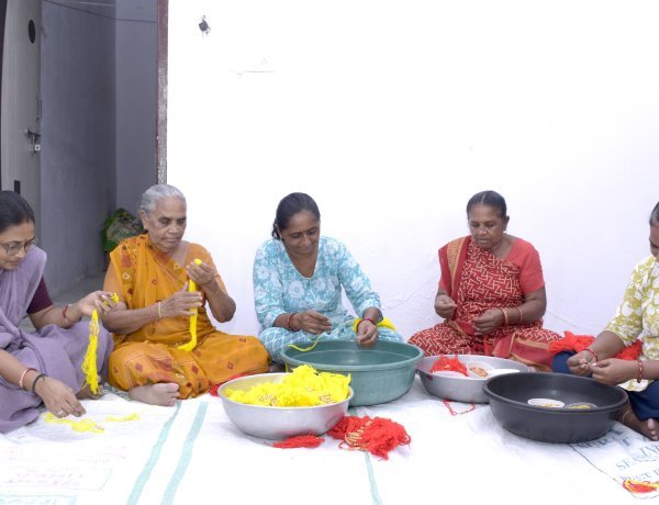 ભાઈઓના રક્ષાકાજે બનતી રાખડીઓ શેરથાની બહેનોને આપે છે આર્થિક સુરક્ષાચક્ર