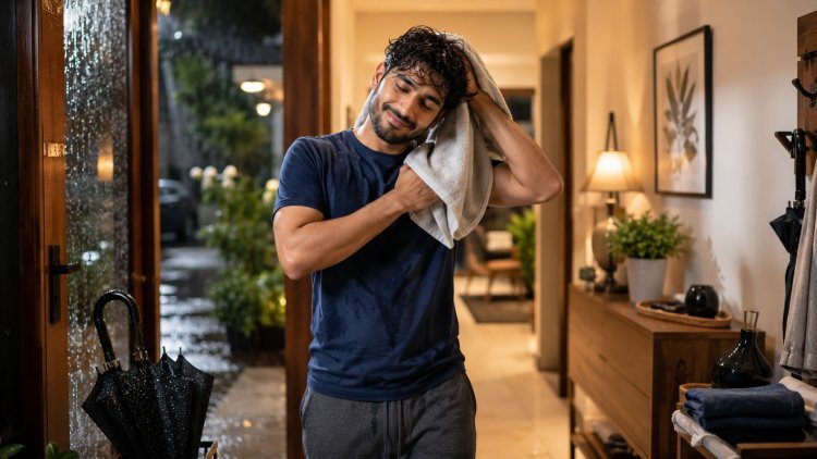 વરસાદમાં ભીના થયા પછી તરત શું કરવું? નાની સાવચેતી તમને અનેક બીમારીઓથી બચાવી શકે છે