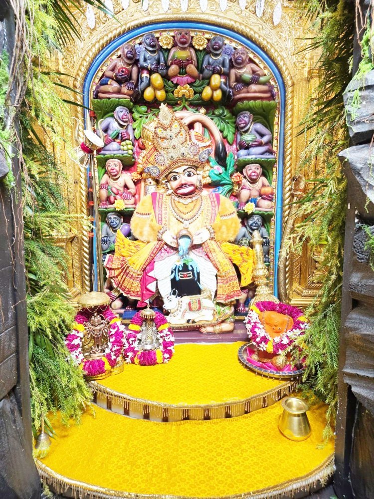 શ્રાવણ માસ મહોત્સવ અંતર્ગત શ્રી કષ્ટભંજનદેવ મંદિરના ગર્ભગૃહમાં શિવસ્વરૂપ શણગાર કરાયો, શ્રી નિલકંઠ મહાદેવનું શિવપૂજન કરાયું