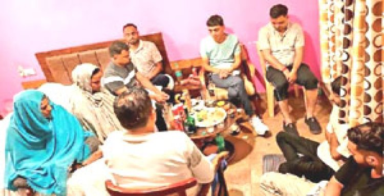 મેંદરડા તાલુકાના નતાળીયા ગામની સીમમાં આવેલ વાઈલ્ડ વાડી કોટેજમાં દારૂની મહેફીલ માણતા ર યુવતી સહિત ૧૦ ઝડપાયા