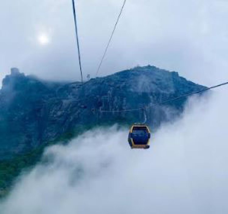 આસ્થા અને આનંદનો અનોખો સંગમ ગુજરાતમાં વિવિધ પવિત્ર પર્વતો પર આવેલા યાત્રાધામો સુધી પહોંચવા ગત વર્ષે કુલ ૪૭ લાખથી વધુ યાત્રાળુઓએ માણ્યો ઉડન ખટોલાનો આંનદ