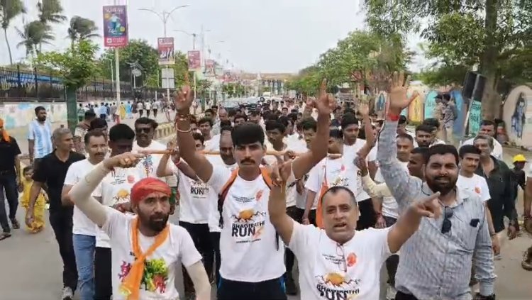 પવિત્ર શ્રાવણ માસમાં ખરેડીનાં પ૦થી વધુ યુવાનોની સોમનાથ સુધી યાત્રા યોજાઈ