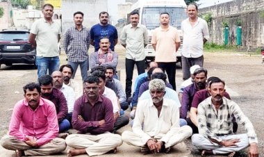 ખંભાળિયાના દખણાદા બારા ગામે મધ્યરાત્રીના સમયે ધમધમતા જુગારના અખાડા પર એલસીબી પોલીસ ત્રાટકી