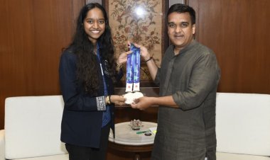 એશિયન ગેમ્સમાં બે સિલ્વર જીતનાર ઇલાવેનિલ વાલારીવનનું ગુજરાત સરકારે કર્યું સન્માન, રૂ.1.33 કરોડનો ખેલપ્રતિભા પુરસ્કાર