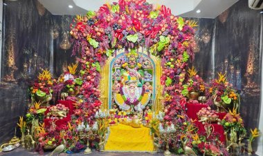 શ્રી કષ્ટભંજનદેવ દાદાને ફળો અને દિવ્ય ફૂલોનો દિવ્ય શણગાર